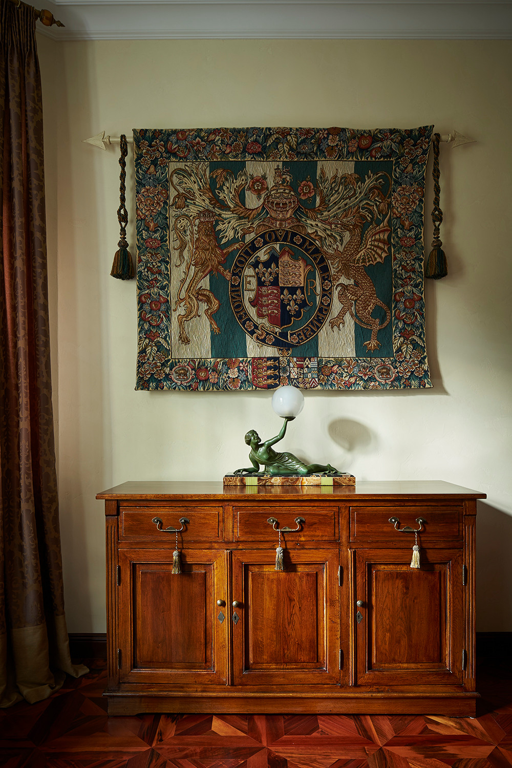 Антикварный комод в итерьере