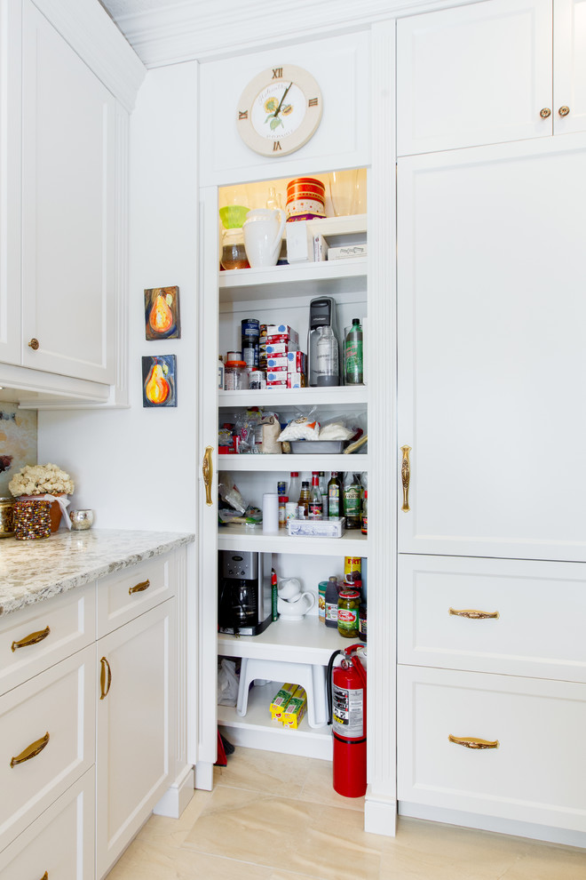 Example of a transitional home design design in Edmonton