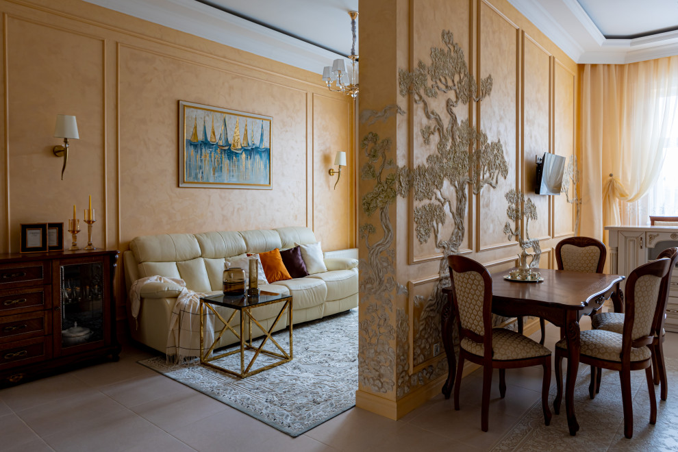 На фото: двухуровневая гостиная комната среднего размера в стиле неоклассика (современная классика) с бежевыми стенами, телевизором на стене, бежевым полом, панелями на стенах и акцентной стеной без камина