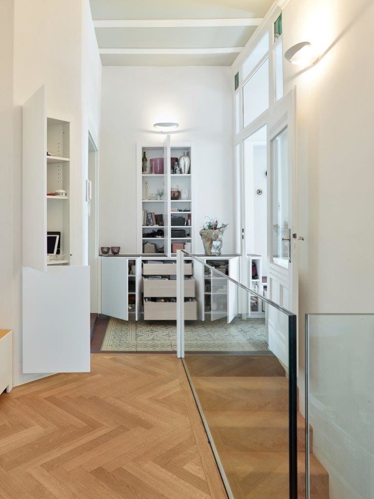 Large contemporary hallway in Stuttgart with green walls and light hardwood floors.