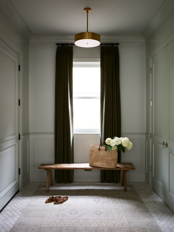 Идея дизайна: фойе среднего размера в стиле неоклассика (современная классика) с зелеными стенами, мраморным полом, одностворчатой входной дверью, зеленой входной дверью и белым полом