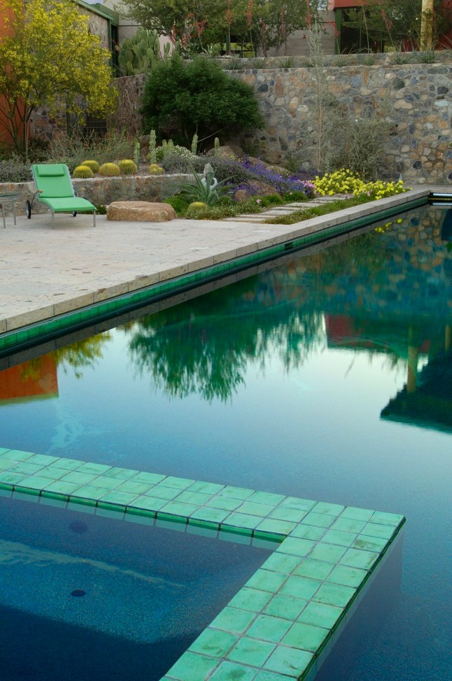 Mittelgroßes Mediterranes Pool im Innehof mit Wasserspiel und Natursteinplatten in Phoenix