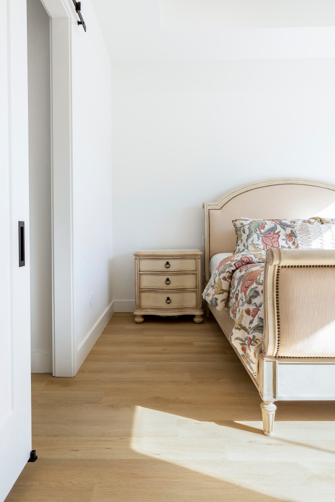 Idee per una grande camera matrimoniale minimalista con pareti bianche, pavimento in vinile e pavimento beige