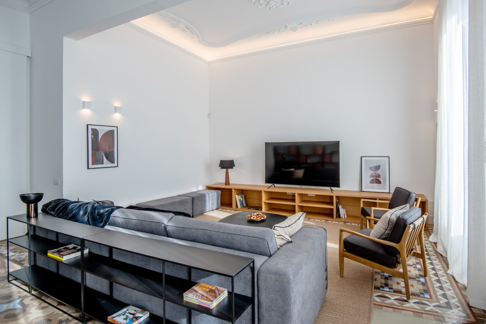 Источник вдохновения для домашнего уюта: гостиная комната в современном стиле с полом из керамической плитки и ковром на полу