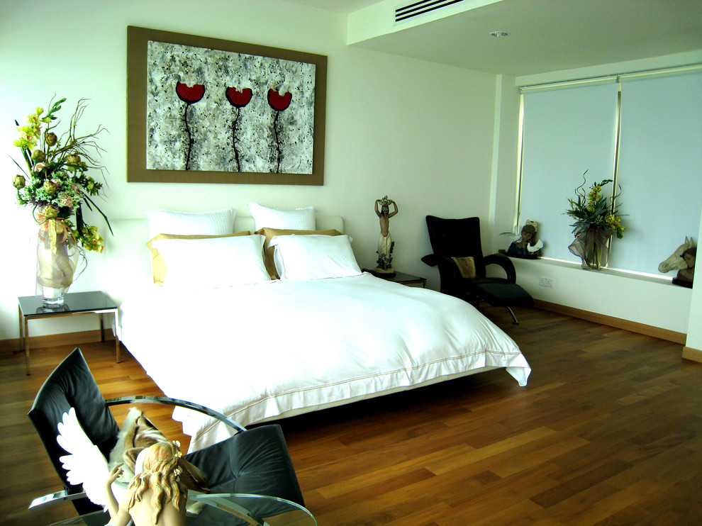 На фото: большая гостевая спальня (комната для гостей) с бежевыми стенами и светлым паркетным полом без камина с
