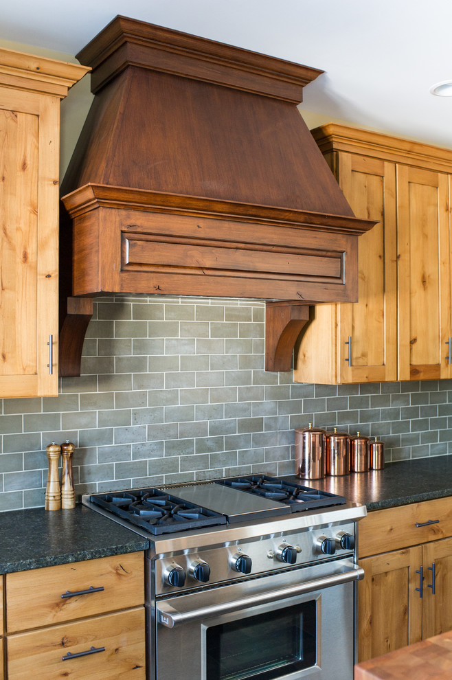 Example of a mid-sized mountain style u-shaped porcelain tile eat-in kitchen design in Chicago with an undermount sink, shaker cabinets, distressed cabinets, granite countertops, gray backsplash, ceramic backsplash and stainless steel appliances