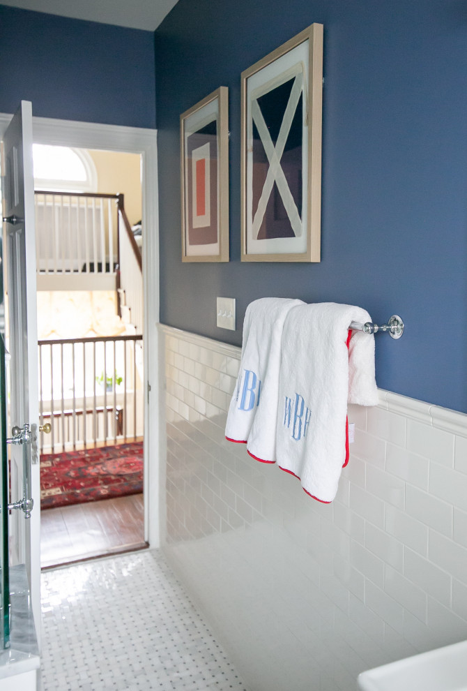 Inspiration för ett litet vintage badrum för barn, med vita skåp, en toalettstol med separat cisternkåpa, blå kakel, keramikplattor, blå väggar, marmorgolv, ett piedestal handfat, vitt golv och dusch med gångjärnsdörr