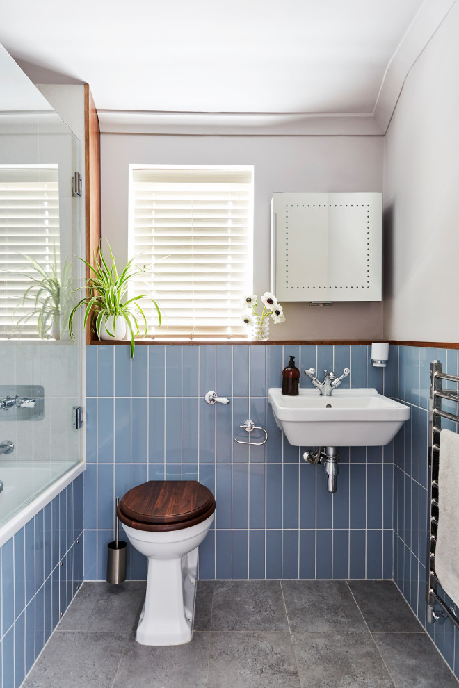 Idée de décoration pour une salle de bain principale minimaliste de taille moyenne avec meuble-lavabo suspendu.