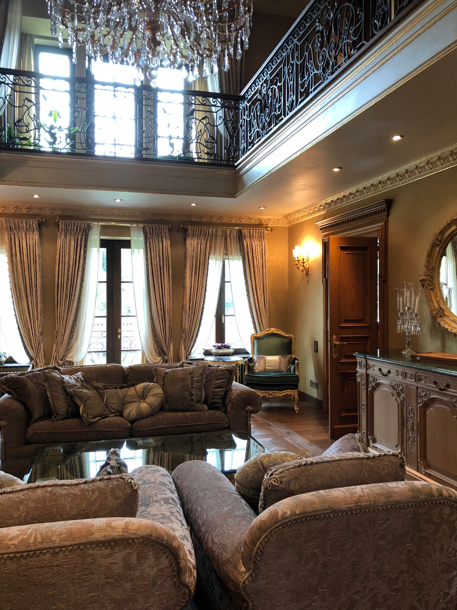 Каминный зал и Людовик 16 (название люстры)