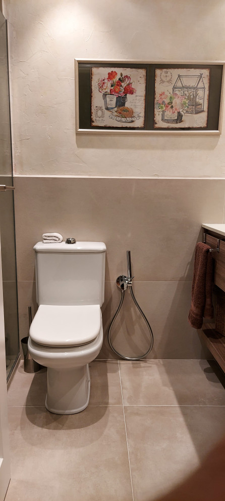 Aménagement d'une salle de bain principale et blanche et bois classique en bois brun de taille moyenne avec un placard sans porte, une douche à l'italienne, WC à poser, un carrelage beige, un mur beige, un sol en carrelage de porcelaine, un lavabo encastré, un plan de toilette en surface solide, un sol beige, une cabine de douche à porte battante, un plan de toilette beige, meuble double vasque et meuble-lavabo suspendu.