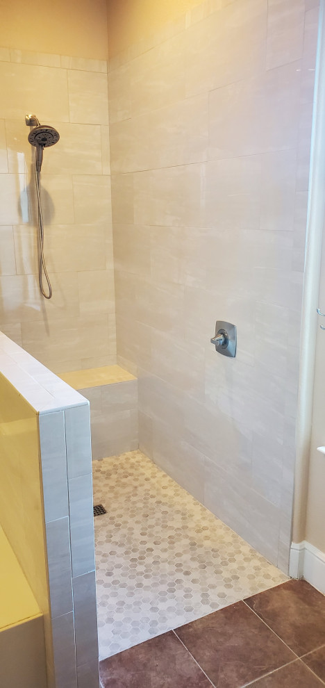 Idéer för att renovera ett mellanstort funkis en-suite badrum, med ett hörnbadkar, en kantlös dusch, beige kakel, porslinskakel, kalkstensgolv, flerfärgat golv och med dusch som är öppen