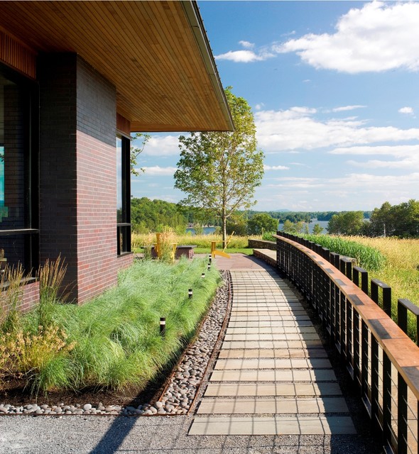 Quaker Bluff Residence rustic-garden