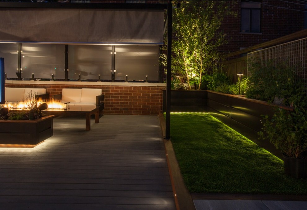Inspiration for a mid-sized transitional rooftop outdoor kitchen deck remodel in Chicago with a pergola