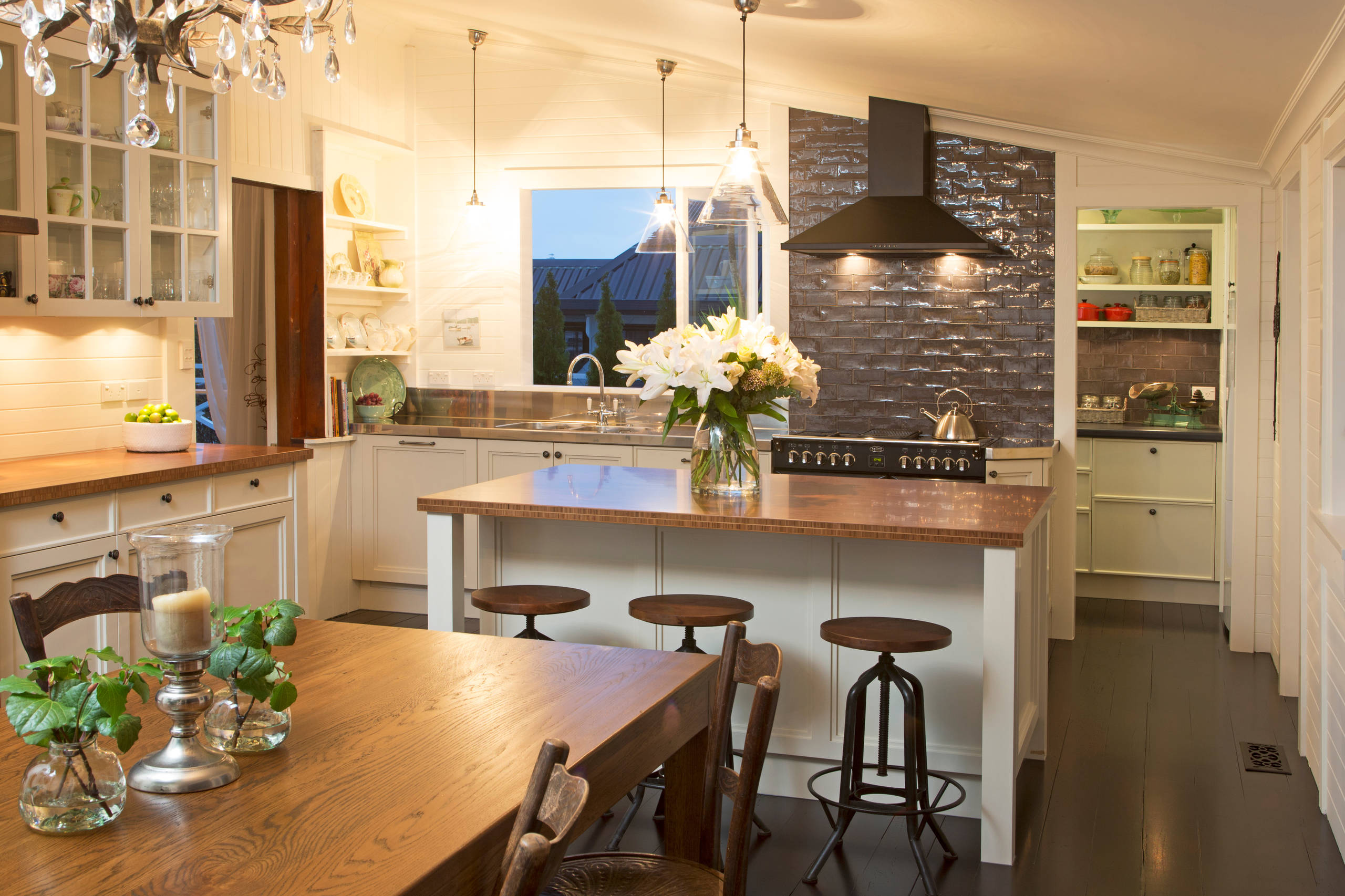 Full Marks for a 1920s Schoolhouse Kitchen