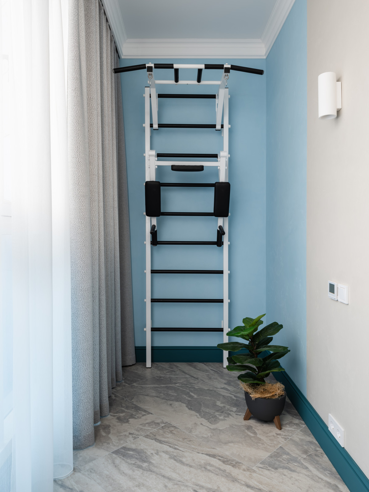 Реализация квартиры в стиле современная классика для семейной пары с ребенком