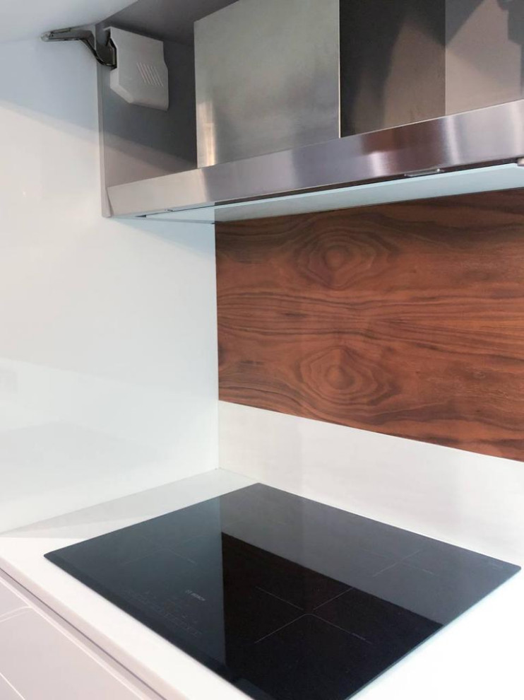 Белая островная кухня с акриловыми фасадами и шпоном в стиле минимализм.