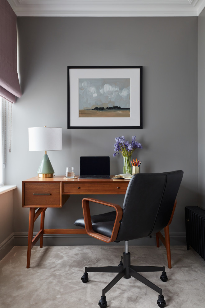 Foto de despacho actual pequeño con paredes verdes, moqueta, escritorio independiente y suelo beige