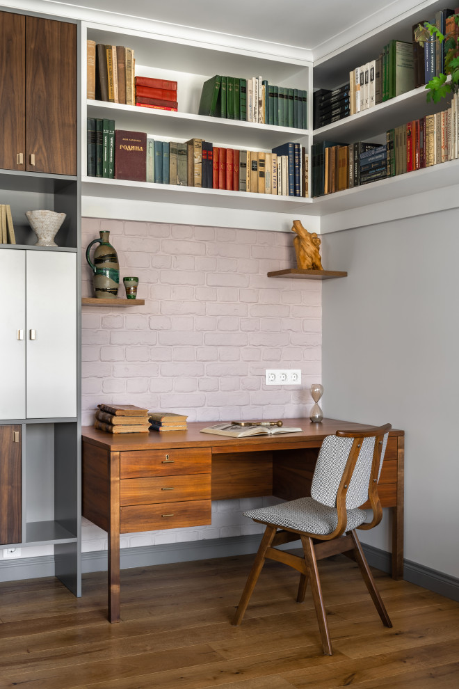 На фото: кабинет в стиле ретро с отдельно стоящим рабочим столом и коричневым полом