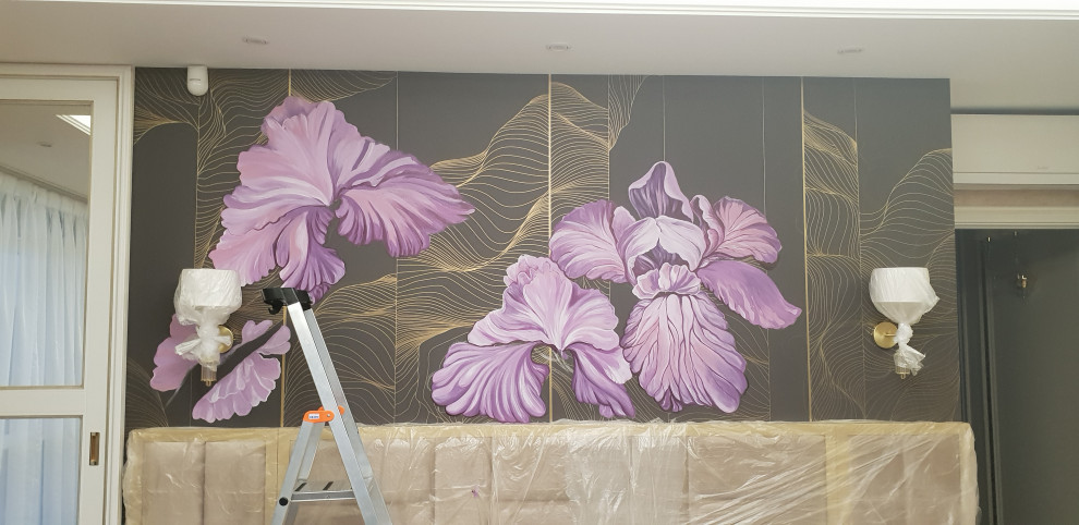 Роспись стен в интерьере .Ирисы для спальни