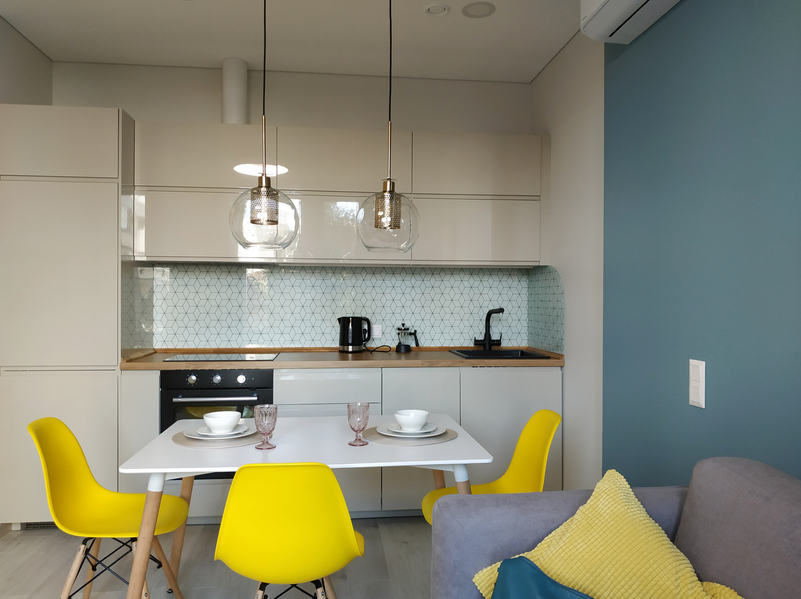 Бирюзово-желтый интерьер