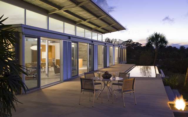 Back patio with infinity pool trendy-terrasse