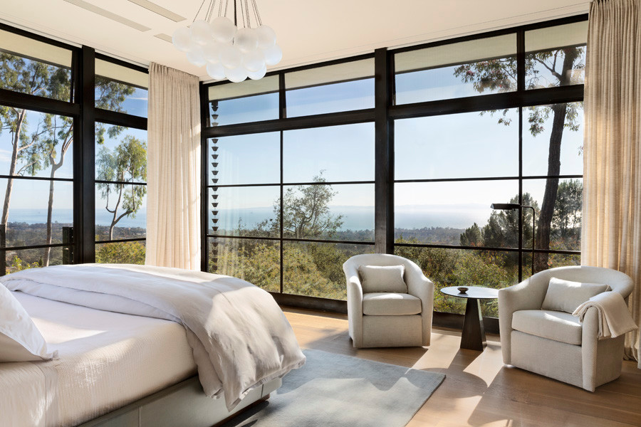ロサンゼルスにある中くらいなミッドセンチュリースタイルのおしゃれな主寝室 (淡色無垢フローリング、板張り壁) のレイアウト