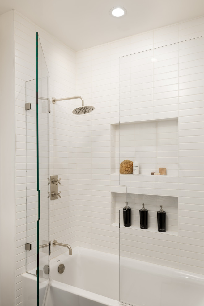 Idéer för ett litet retro grå badrum för barn, med skåp i mörkt trä, en dusch/badkar-kombination, en toalettstol med hel cisternkåpa, vit kakel, vita väggar, klinkergolv i porslin, ett undermonterad handfat, marmorbänkskiva, grått golv och dusch med gångjärnsdörr