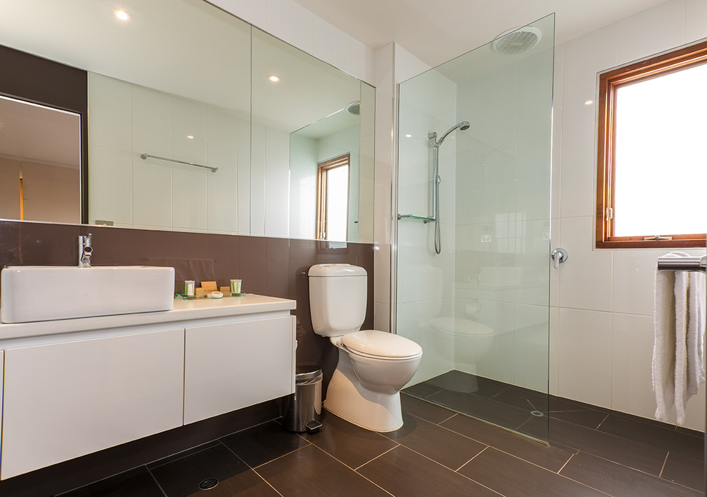 Design ideas for a contemporary bathroom in Melbourne.