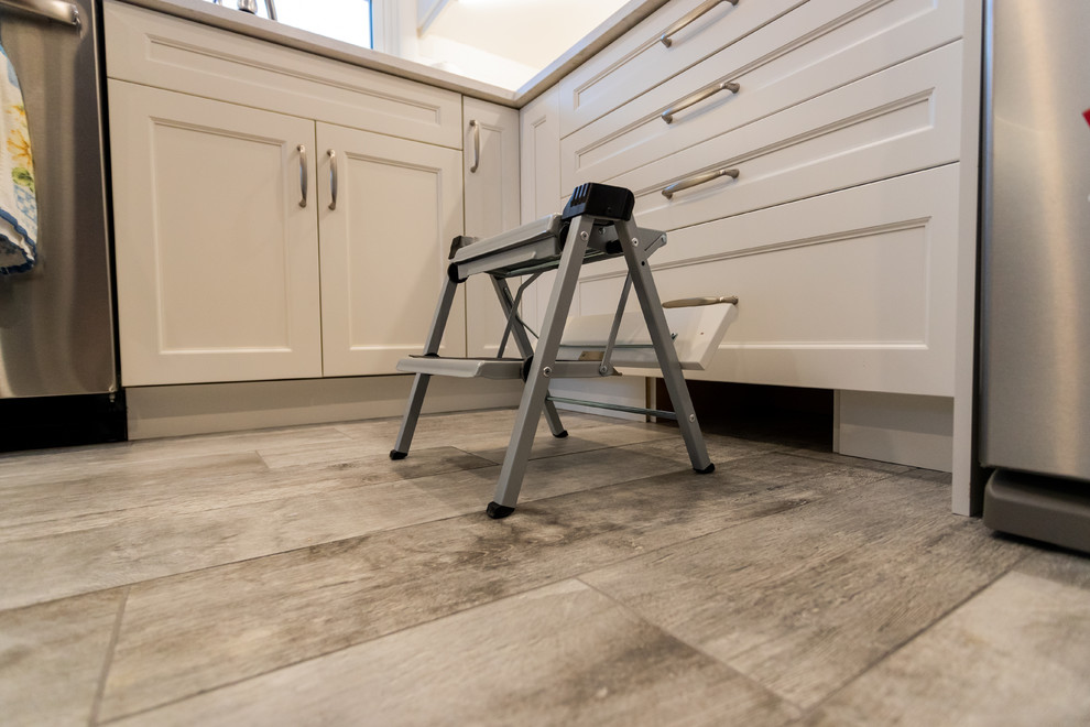 Transitional kitchen photo in Toronto