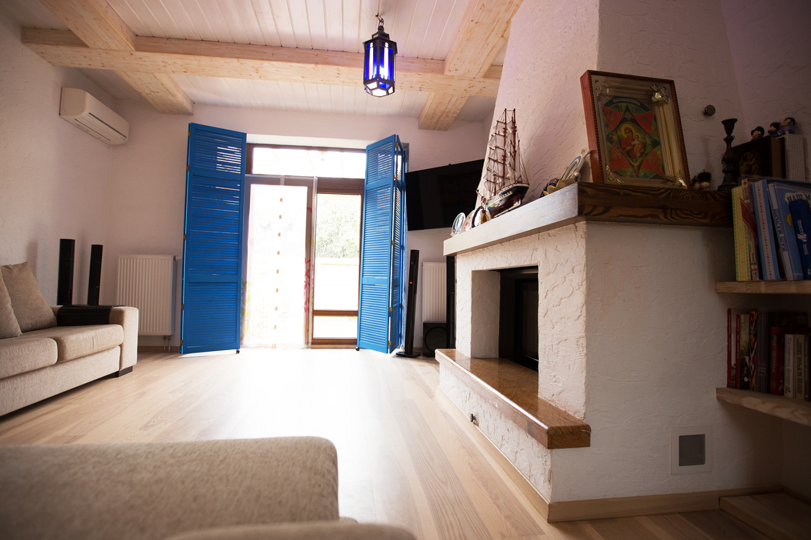 Интерьер загородного дома с греческими мотивами. Реализация