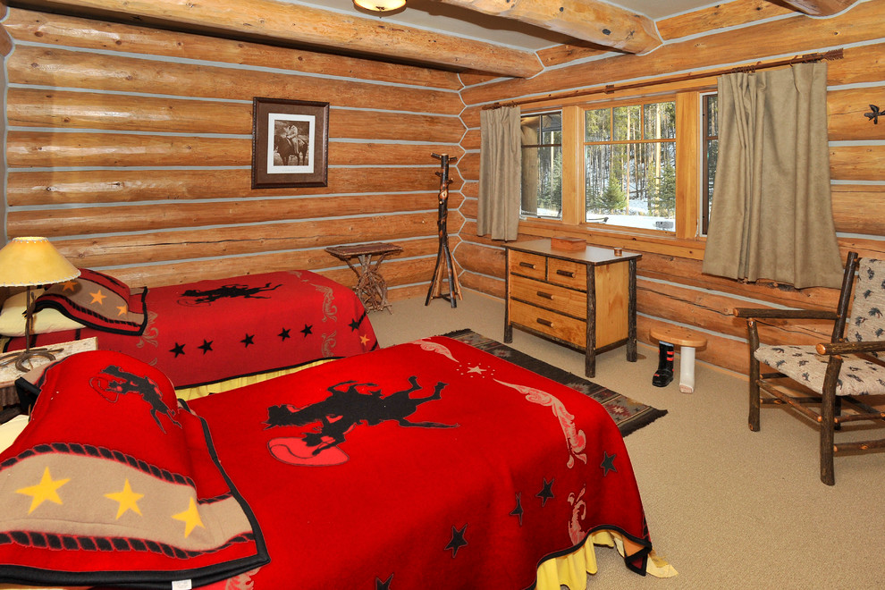 Example of a mid-sized mountain style home design design