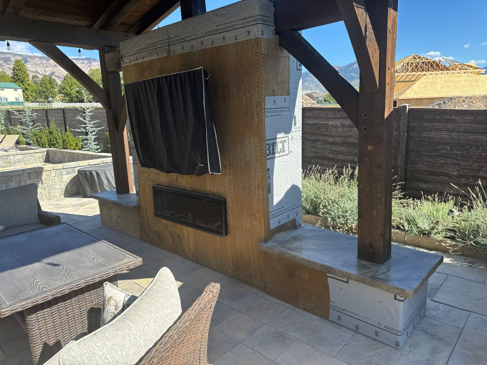 Outdoor kitchen and shed: Stucco and stone finish