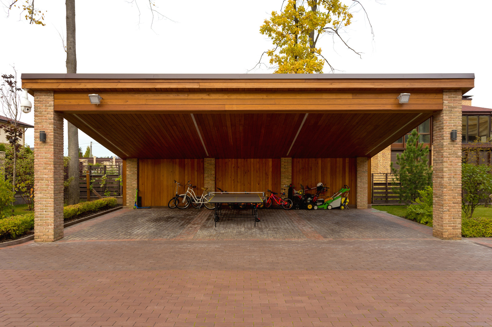 Навес-гараж для автомобилей и велосипедов (загородный дом в Ла Променад 2)