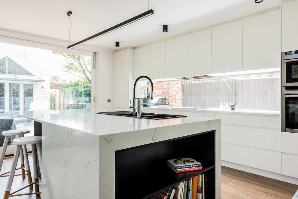 Kitchen - modern kitchen idea in Melbourne