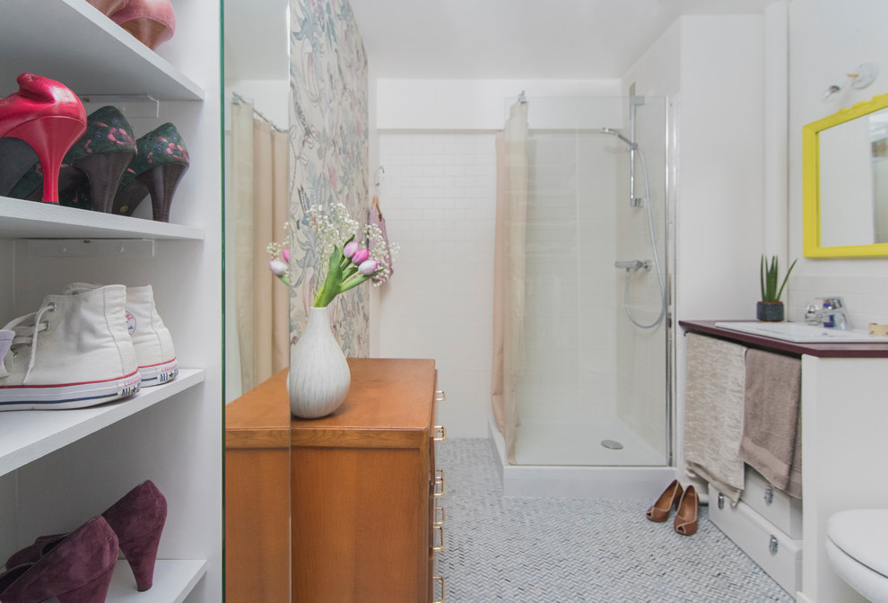 Mid-sized transitional master bathroom in Paris with open cabinets, blue cabinets, an open shower, a one-piece toilet, white tile, subway tile, white walls, marble floors, an undermount sink, wood benchtops, blue floor, a shower curtain and red benchtops.