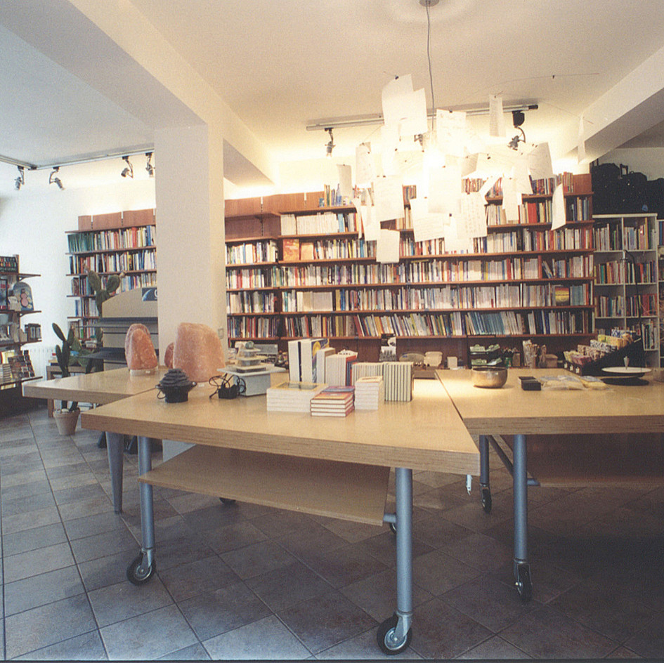 Uno spazio con più funzioni: negozio, libreria, centro riunioni