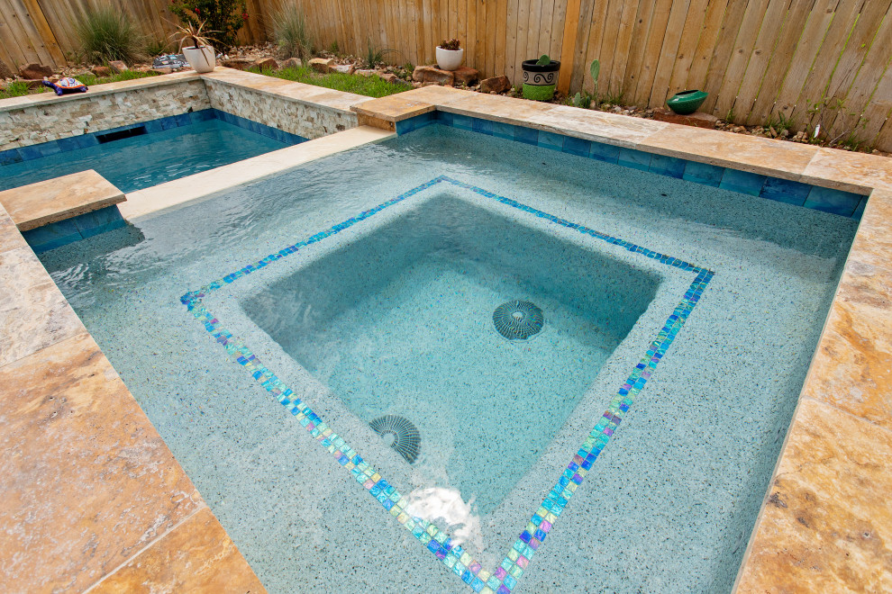 Example of a mid-sized backyard rectangular hot tub design