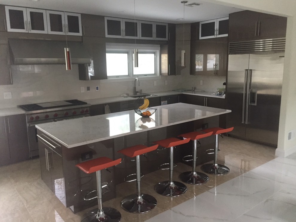 Photo of a large contemporary l-shaped eat-in kitchen in New York with an undermount sink, flat-panel cabinets, brown cabinets, quartz benchtops, beige splashback, porcelain splashback, stainless steel appliances, porcelain floors, with island and beige floor.