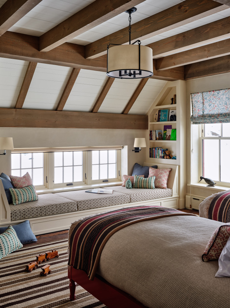 Exemple d'une chambre d'enfant de 4 à 10 ans nature avec un mur beige, parquet foncé, un sol marron, poutres apparentes et un plafond en lambris de bois.