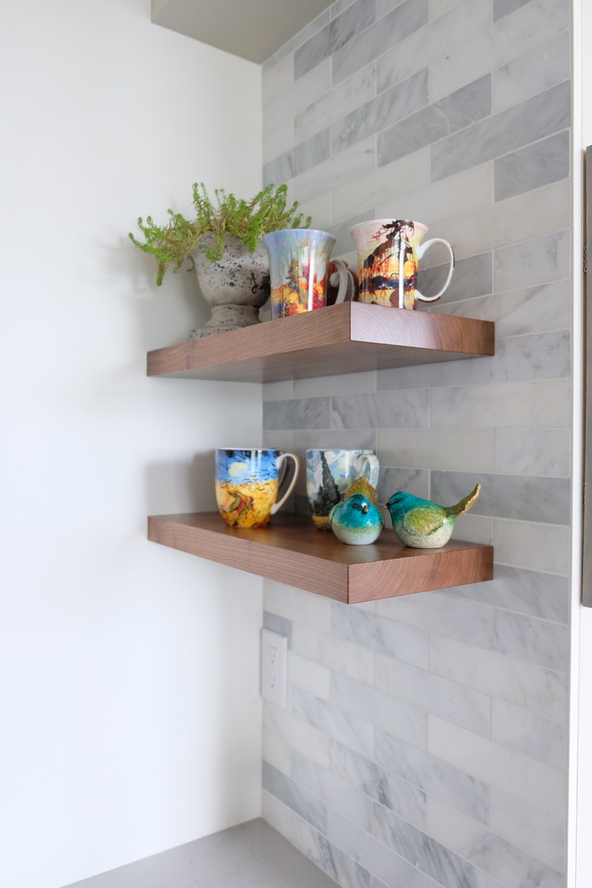 Kitchen - transitional kitchen idea in Vancouver