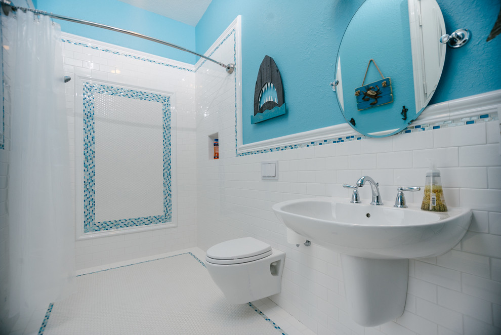Transitional home design photo in Houston