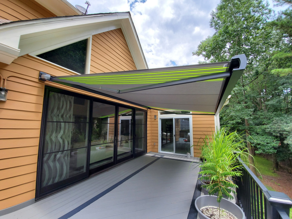 Ispirazione per una terrazza minimalista di medie dimensioni, dietro casa e al primo piano con un parasole