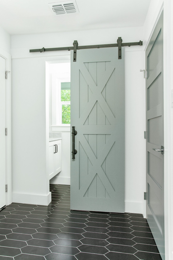 Foto de cuarto de baño único y flotante costero pequeño con armarios estilo shaker, puertas de armario blancas, aseo y ducha, encimera de mármol y encimeras blancas