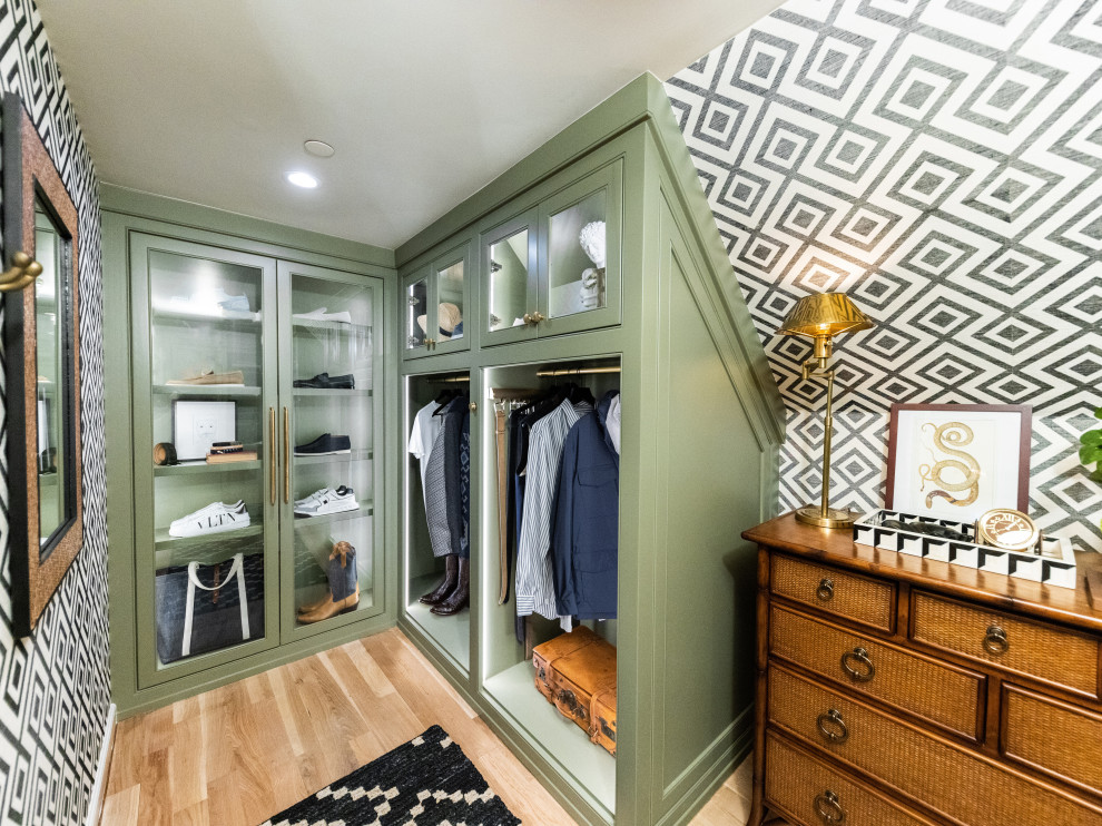 Diseño de armario vestidor de hombre clásico pequeño con armarios con rebordes decorativos, puertas de armario verdes, suelo de madera clara y suelo beige