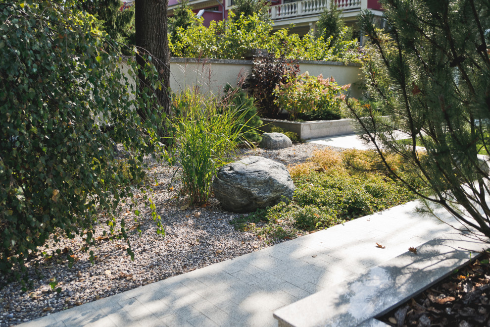 Маленький сад перед таунхаусом