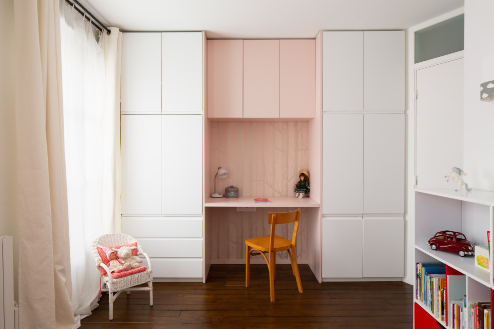 Réalisation d'une chambre de fille design avec un bureau, un mur blanc, parquet foncé et un sol marron.