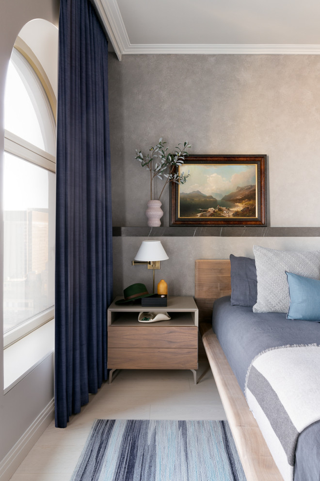 Immagine di una grande camera matrimoniale minimal con pareti grigie, parquet chiaro, pavimento beige e soffitto ribassato