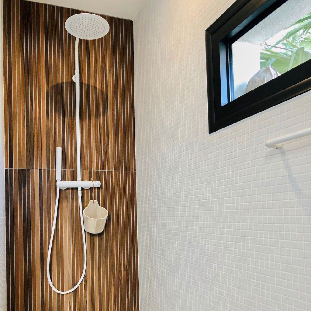 Свежая идея для дизайна: ванная комната среднего размера в современном стиле с белой плиткой, удлиненной плиткой, коричневыми стенами, душевой кабиной, окном и деревянными стенами - отличное фото интерьера