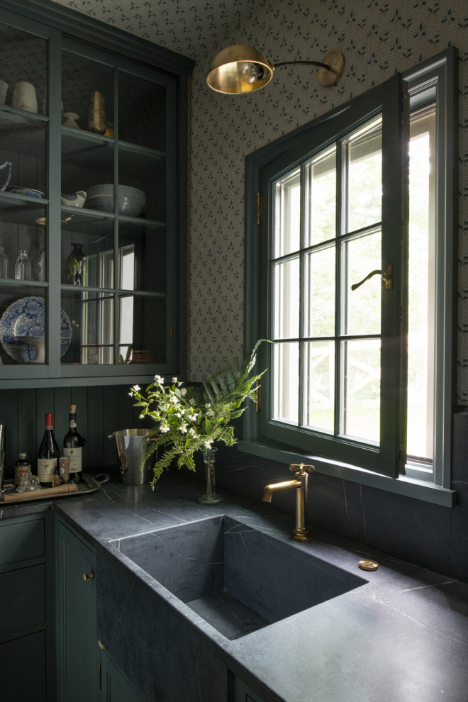 Idée de décoration pour une arrière-cuisine avec un évier encastré, un placard à porte plane, des portes de placard bleues, un sol en bois brun, un plan de travail gris et un plafond en papier peint.