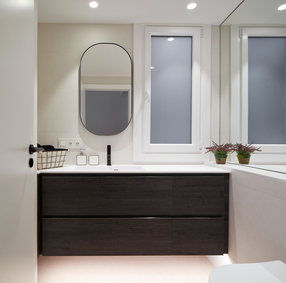Idéer för ett mellanstort modernt vit badrum med dusch, med släta luckor, vita skåp, en kantlös dusch, vit kakel, keramikplattor, bänkskiva i akrylsten, rosa golv och dusch med gångjärnsdörr